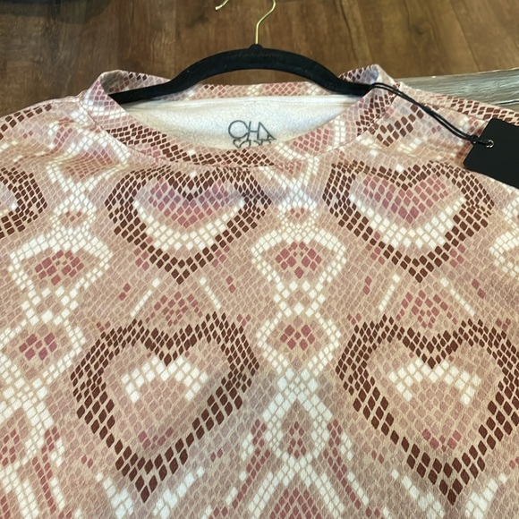 Chaser sweatshirt, crop size small pit to pit 25 NWT🩷🩷🩷 - Picture 4 of 4